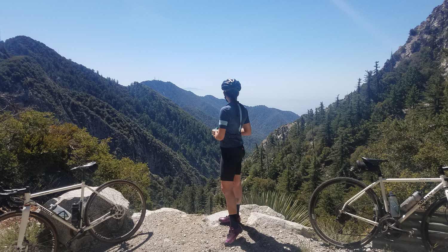 racers standing at cliff
